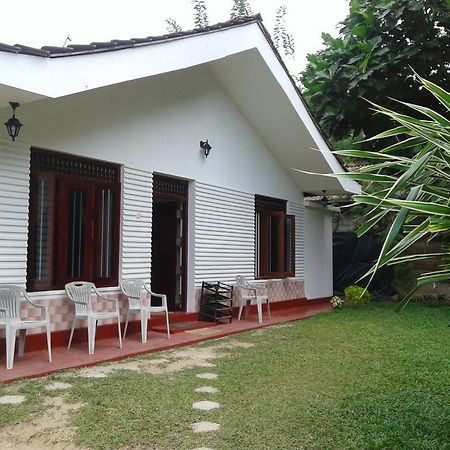 Family Guest House Mirissa Exterior photo