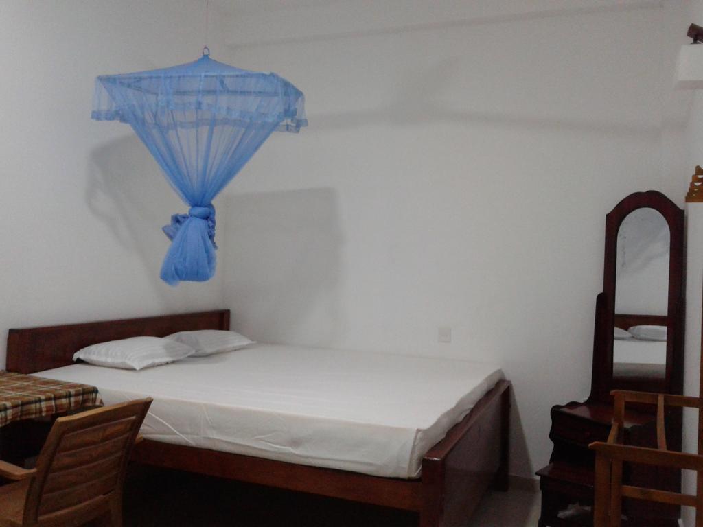 Family Guest House Mirissa Room photo