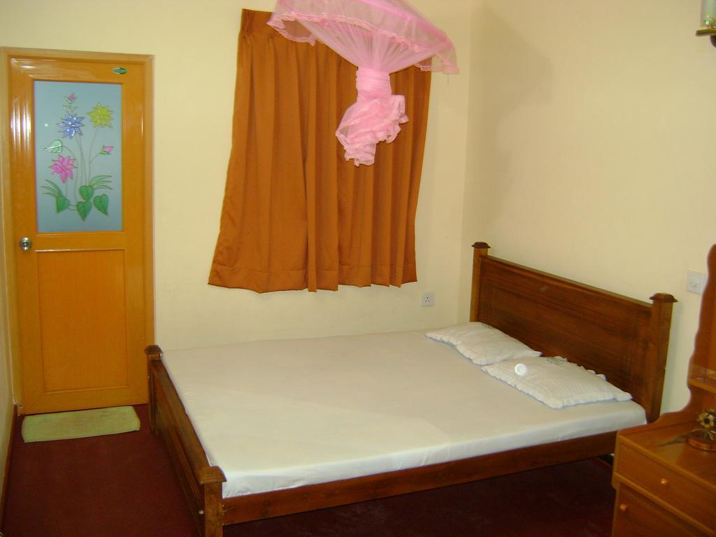 Family Guest House Mirissa Room photo